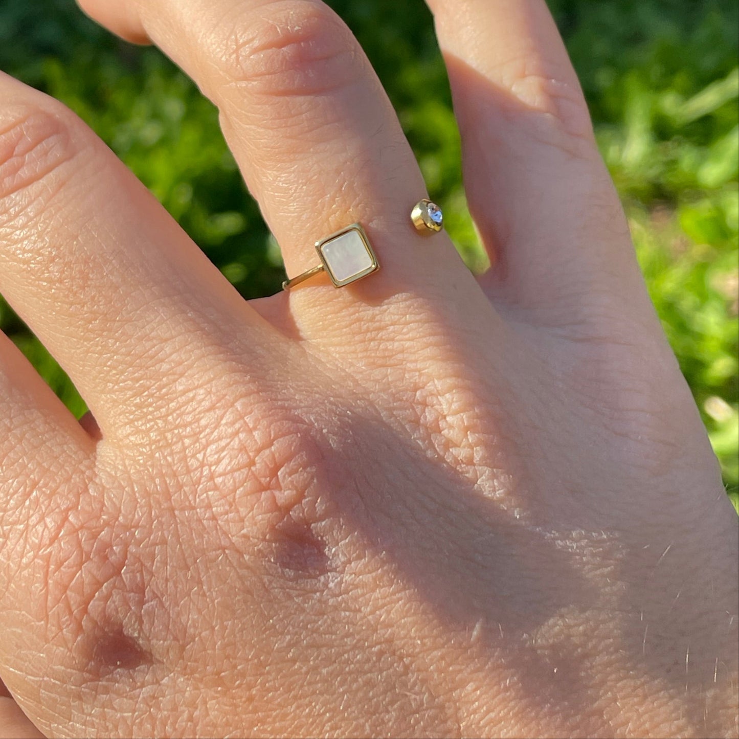 Anello quadratino perlato e zircone