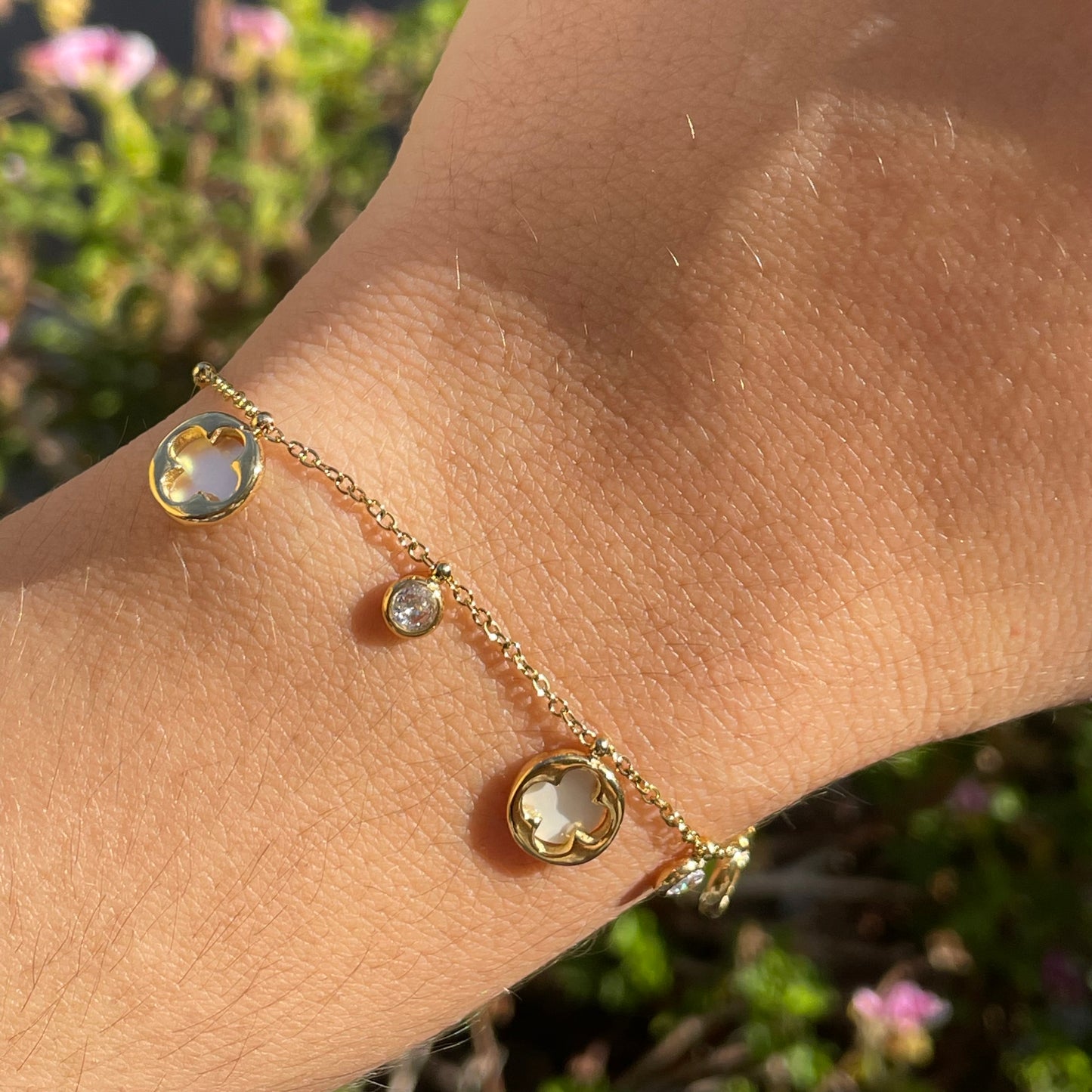 Bracciale quadrifogli incastonati perlati