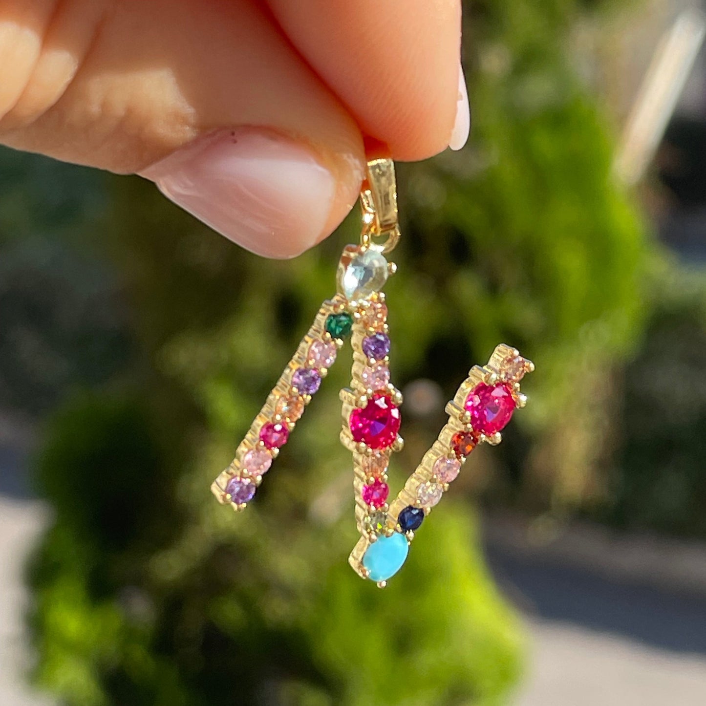 Charm Letterina con pietre colorate