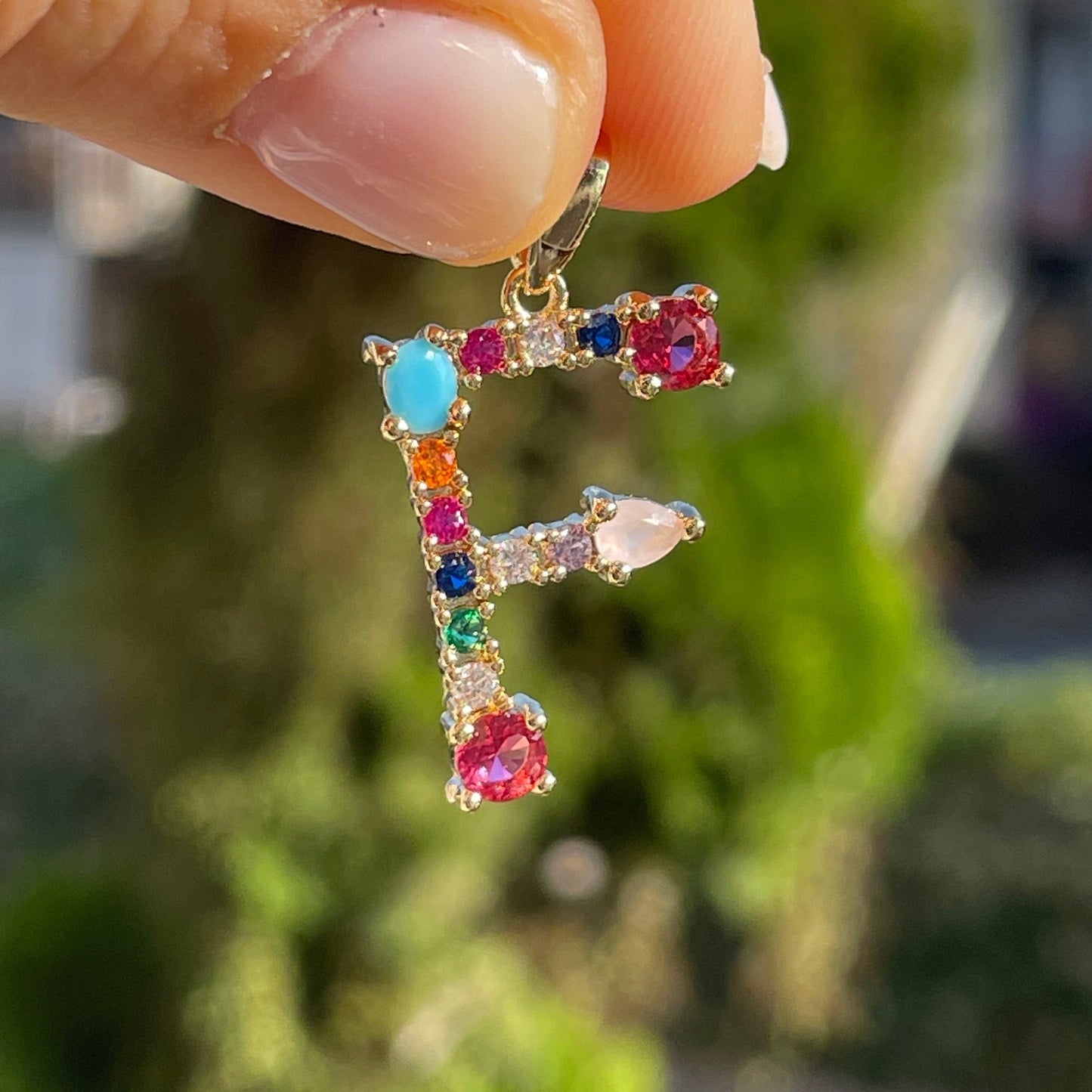 Charm Letterina con pietre colorate