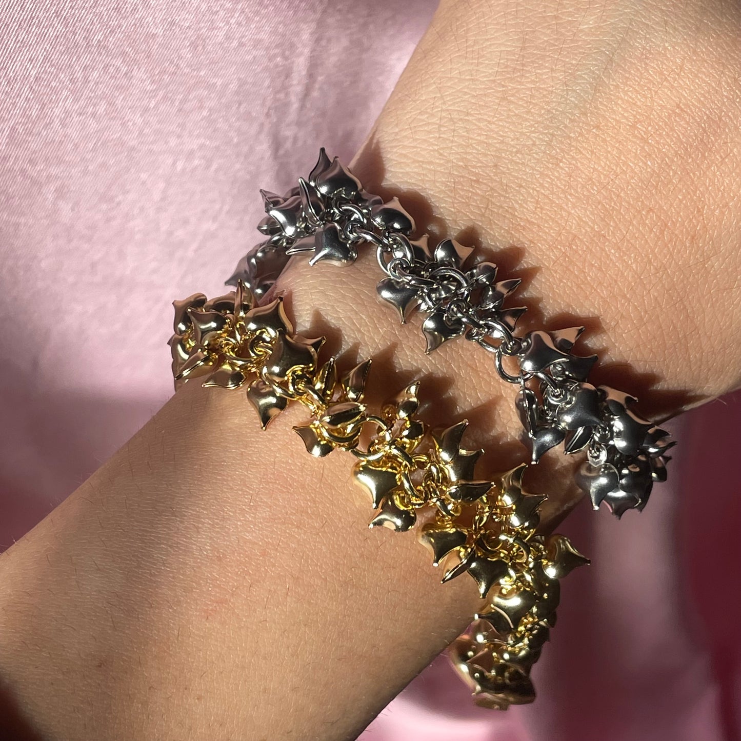 Bracciale cuori sonagli pendenti in 2 colori