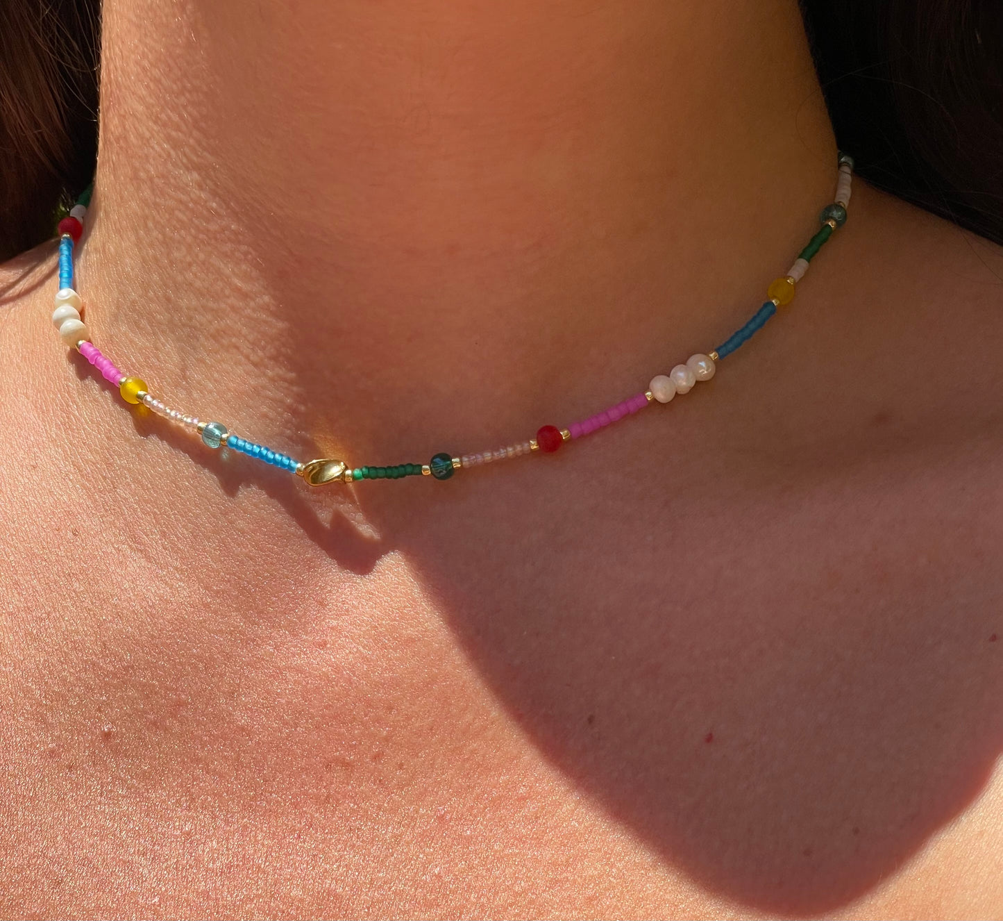 Collana con perle e perline in 4 colori