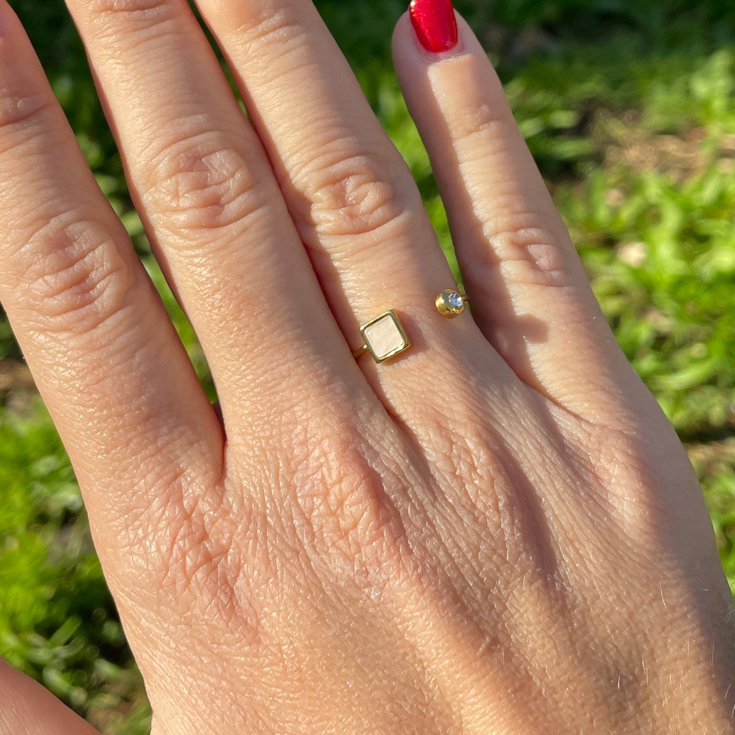Anello quadratino perlato e zircone