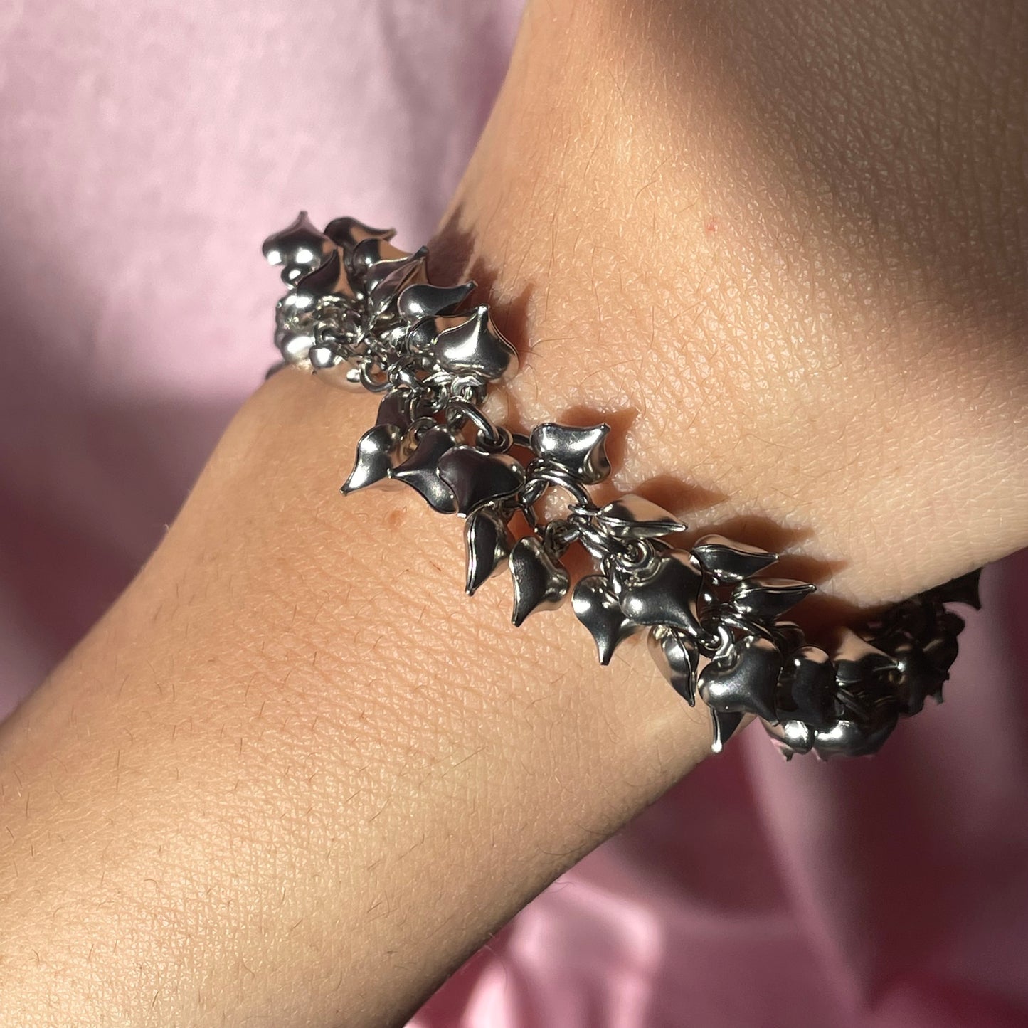 Bracciale cuori sonagli pendenti in 2 colori