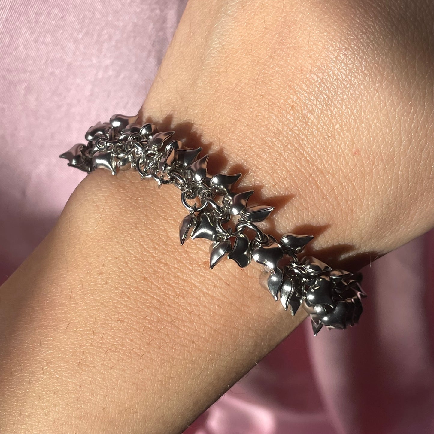 Bracciale cuori sonagli pendenti in 2 colori