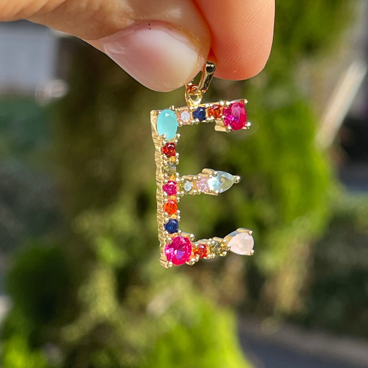 Charm Letterina con pietre colorate