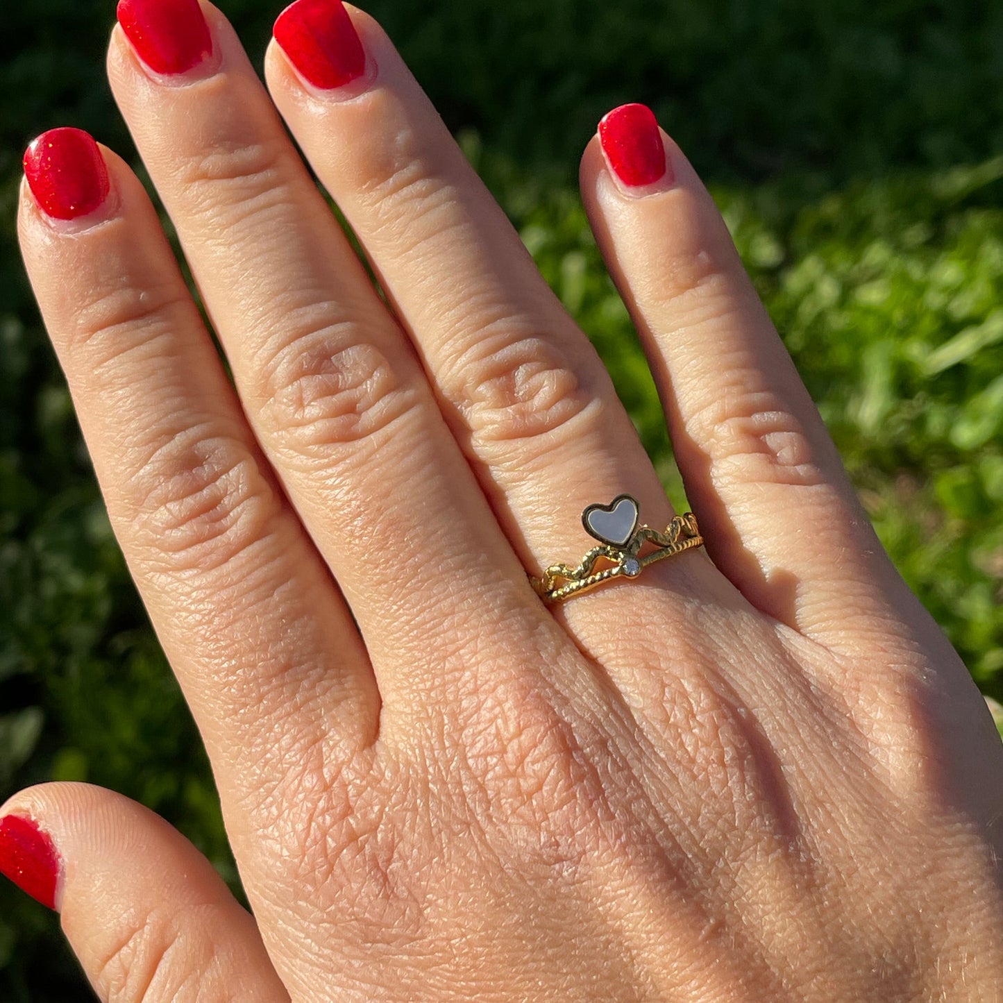 Anello ondulato e cuore perlato