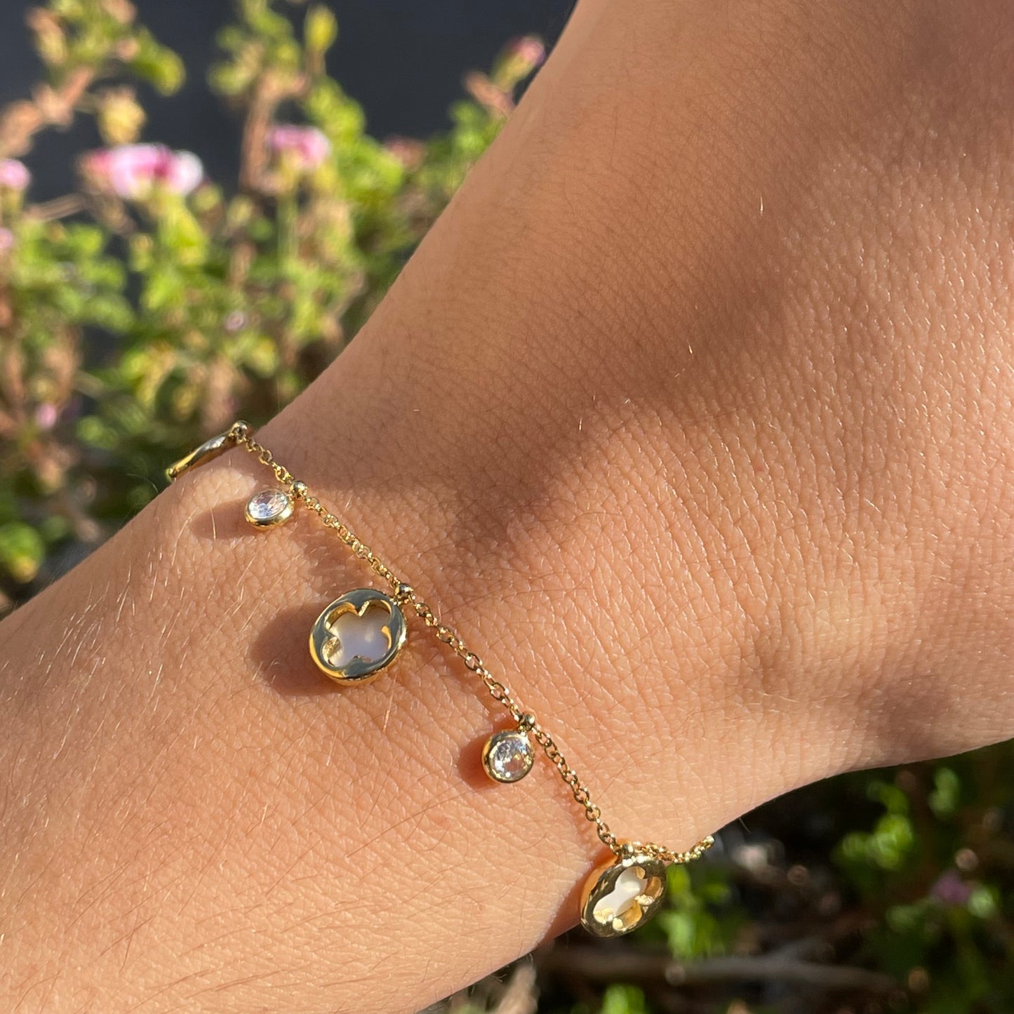Bracciale quadrifogli incastonati perlati