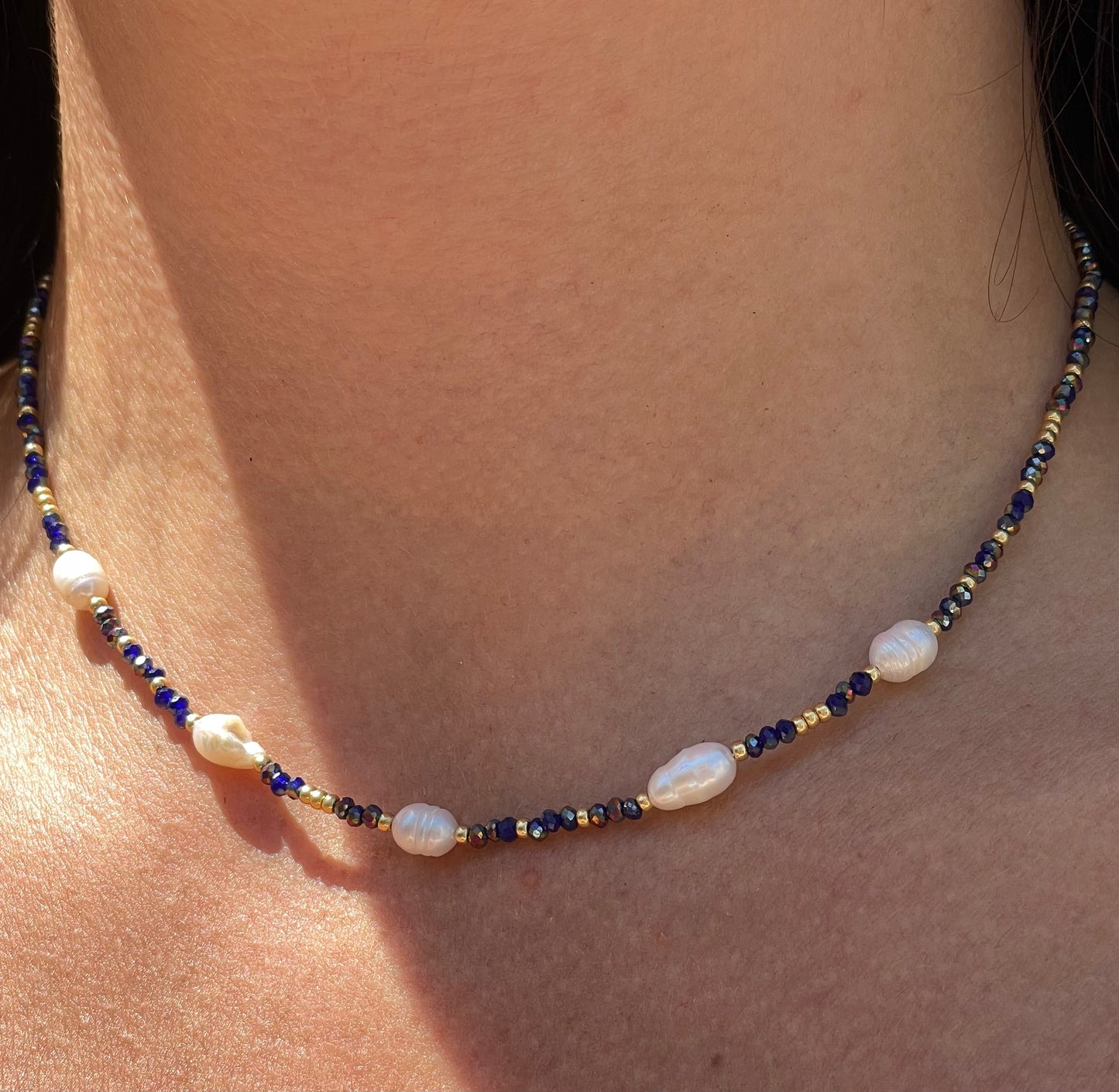 Collana con perle e perline in 4 colori