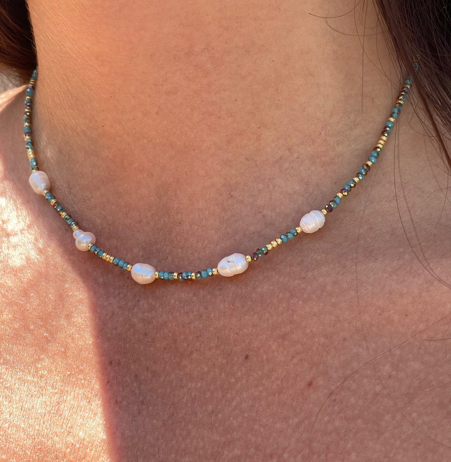 Collana con perle e perline in 4 colori