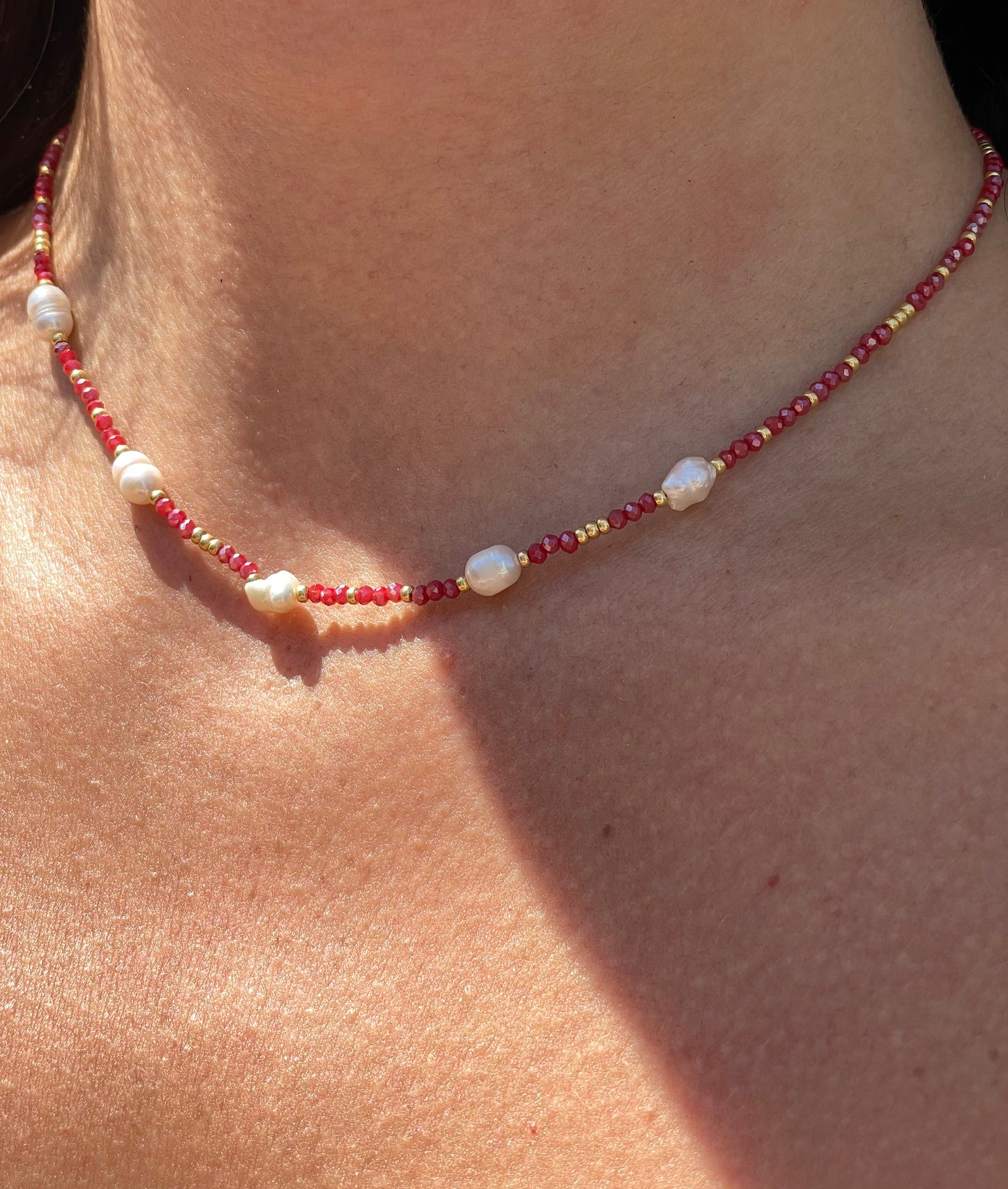 Collana con perle e perline in 4 colori