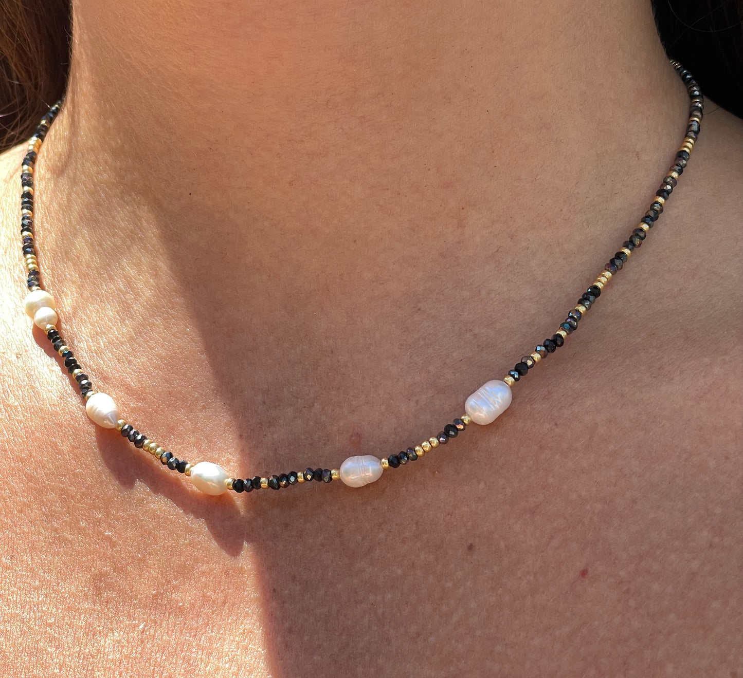 Collana con perle e perline in 4 colori