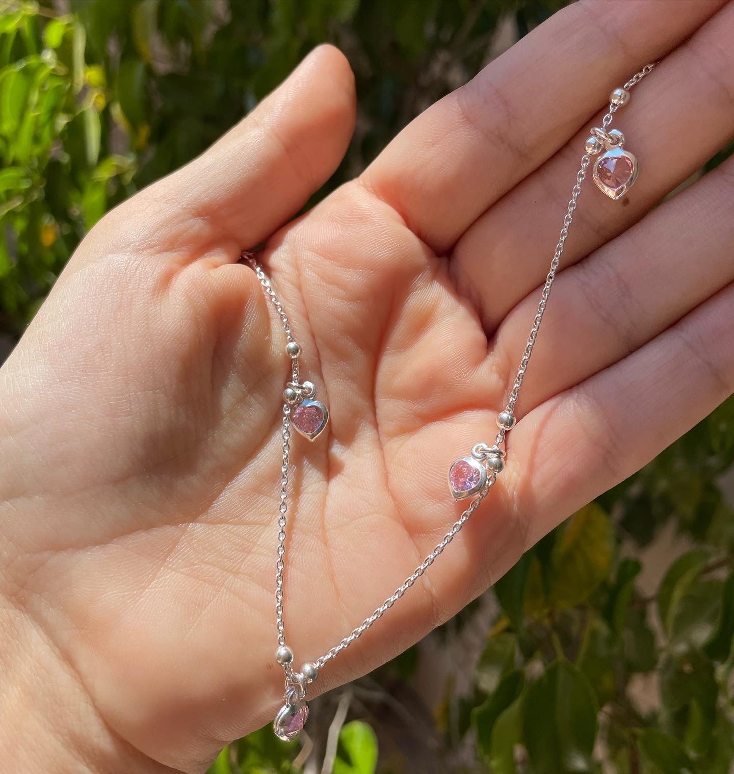 Cavigliera con cuori pendenti in 3 colori