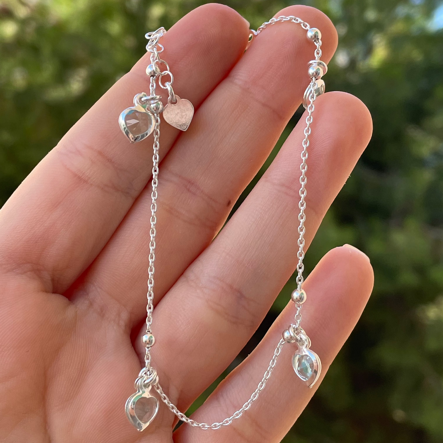 Cavigliera con cuori pendenti in 3 colori