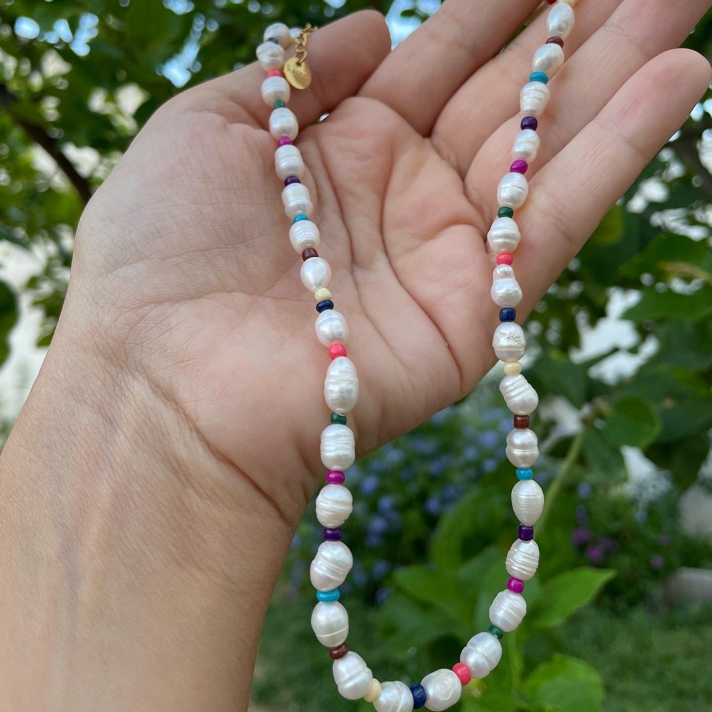 Collana con perle e perline colorate