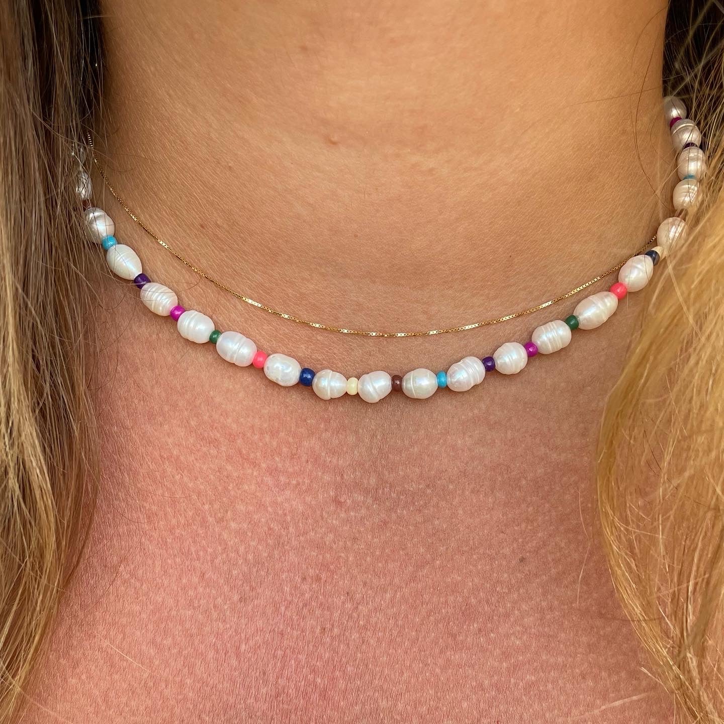 Collana con perle e perline colorate