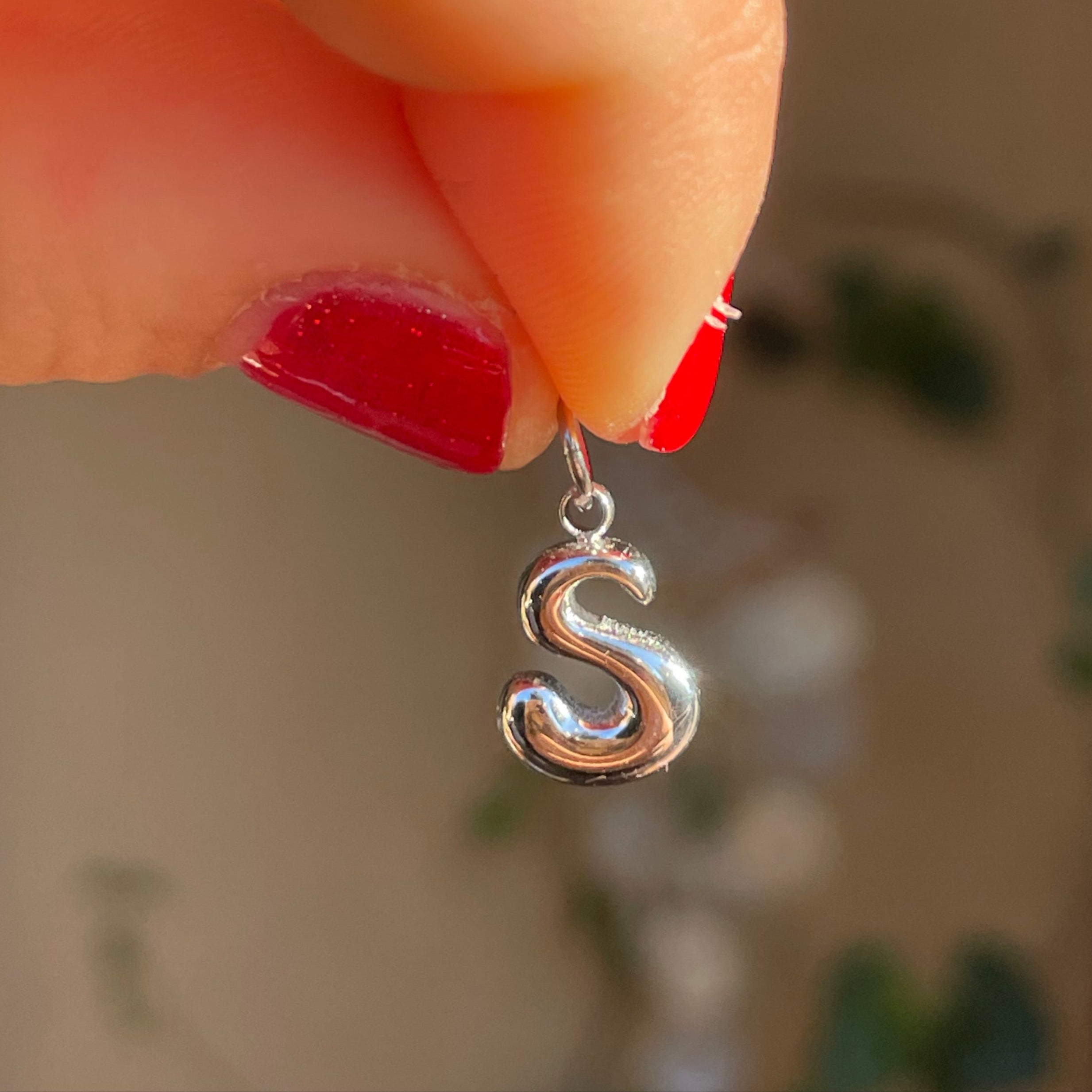 Charm letterina a palloncino piccola in 2 colori