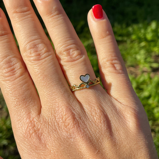 Anello ondulato e cuore perlato