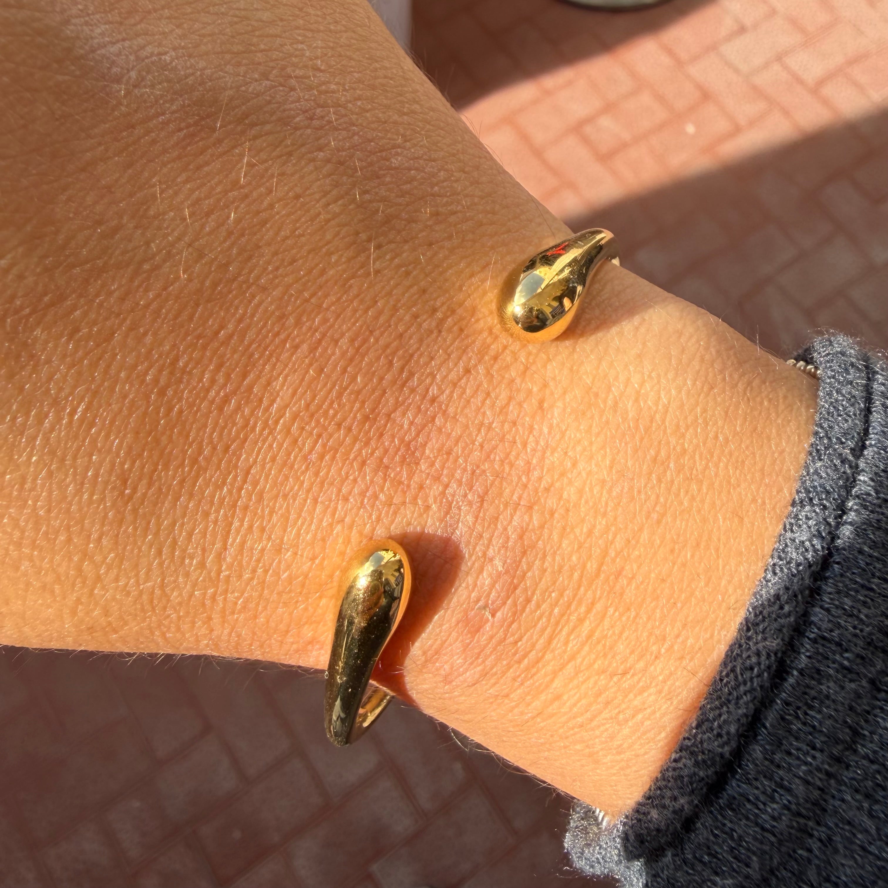 Bracciale rigido abbraccio in 2 colori