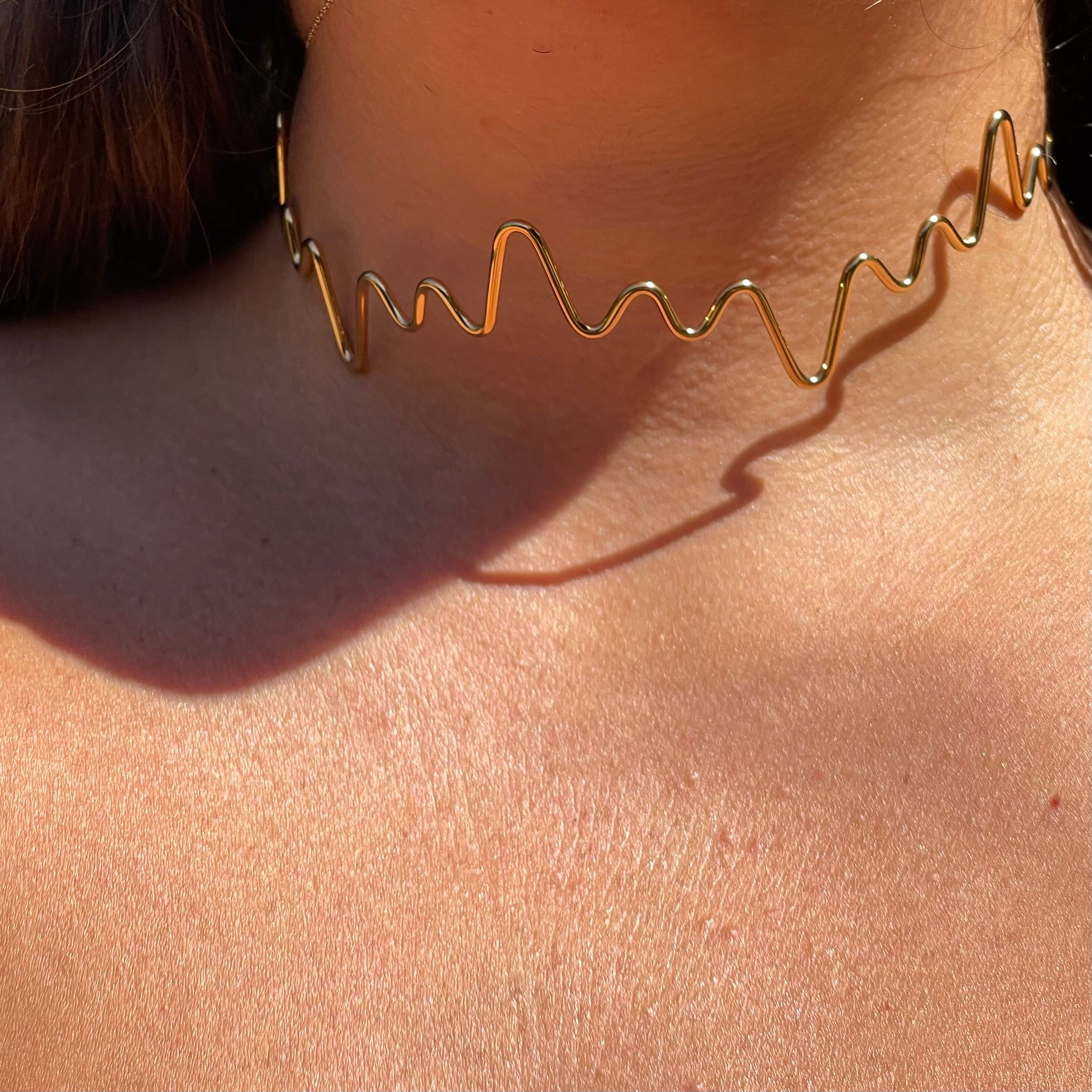 Collana rigida zig zag in 2 colori
