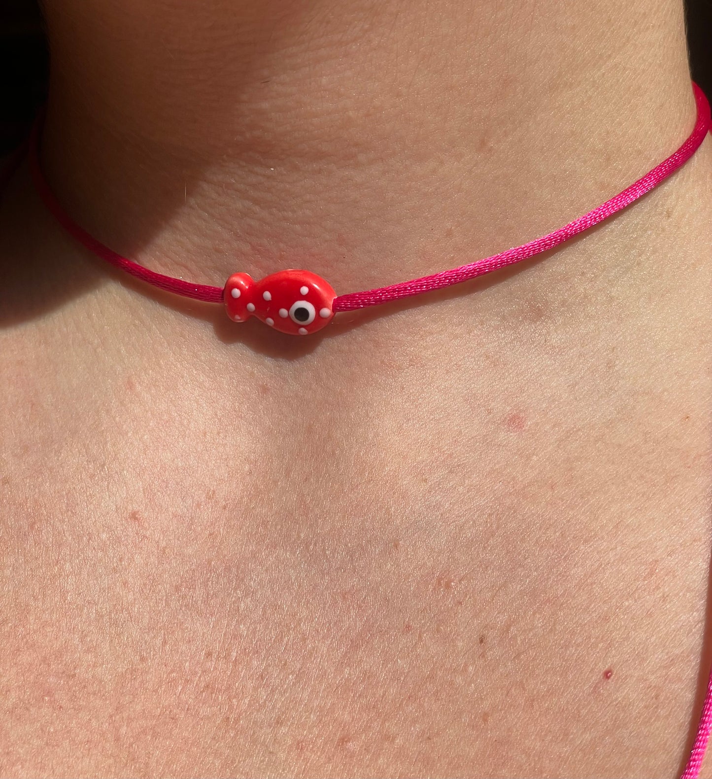 Collana con pesce a pois in 8 colori