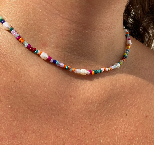 Collana con perle e perline colorate