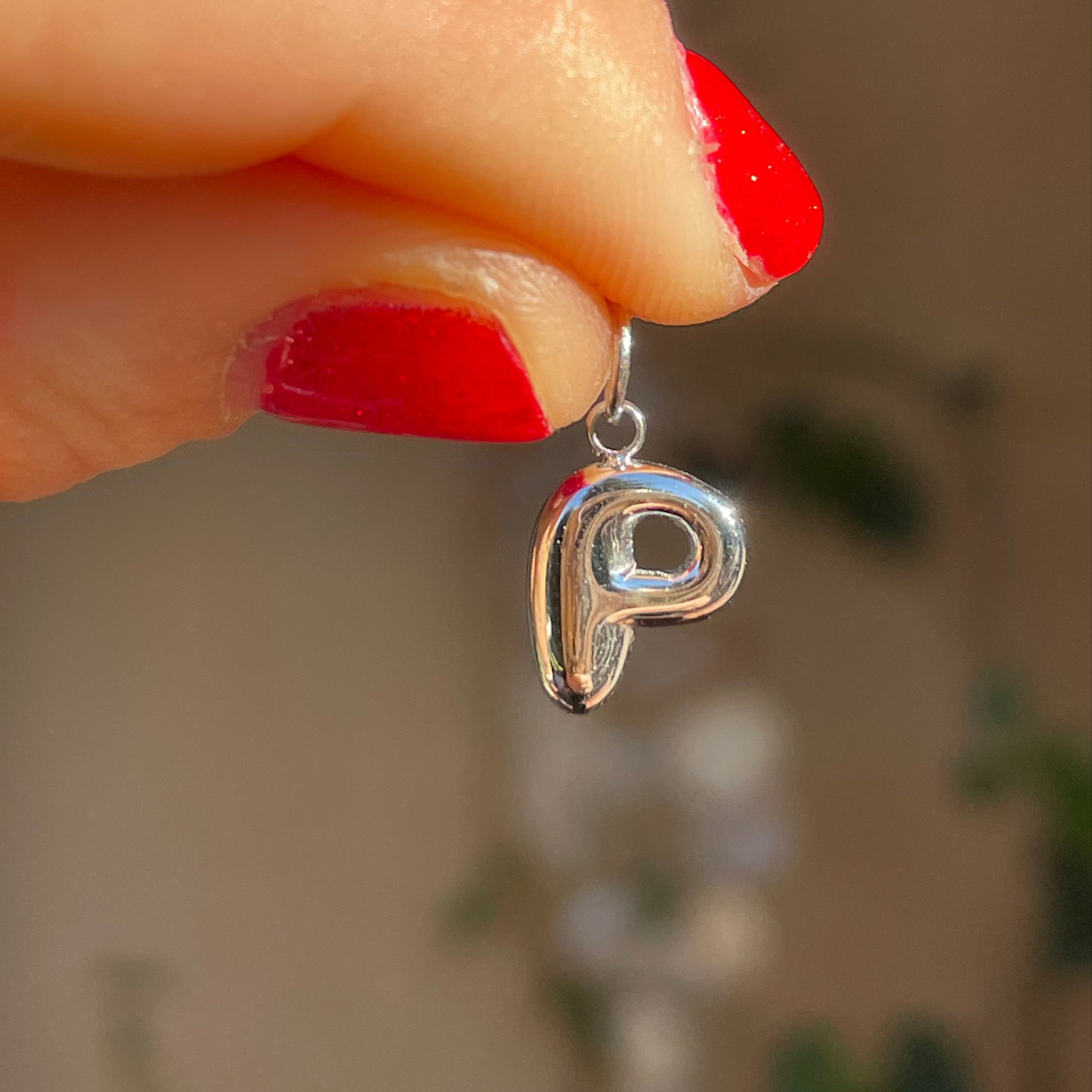 Charm letterina a palloncino piccola in 2 colori