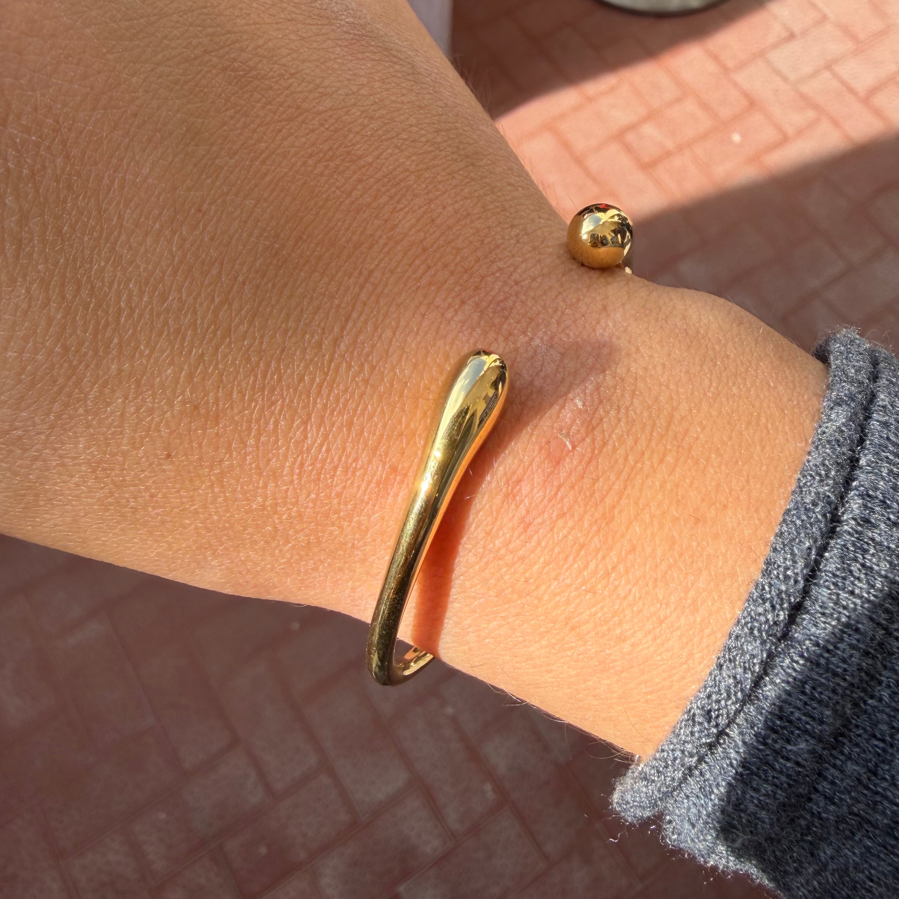 Bracciale rigido abbraccio in 2 colori