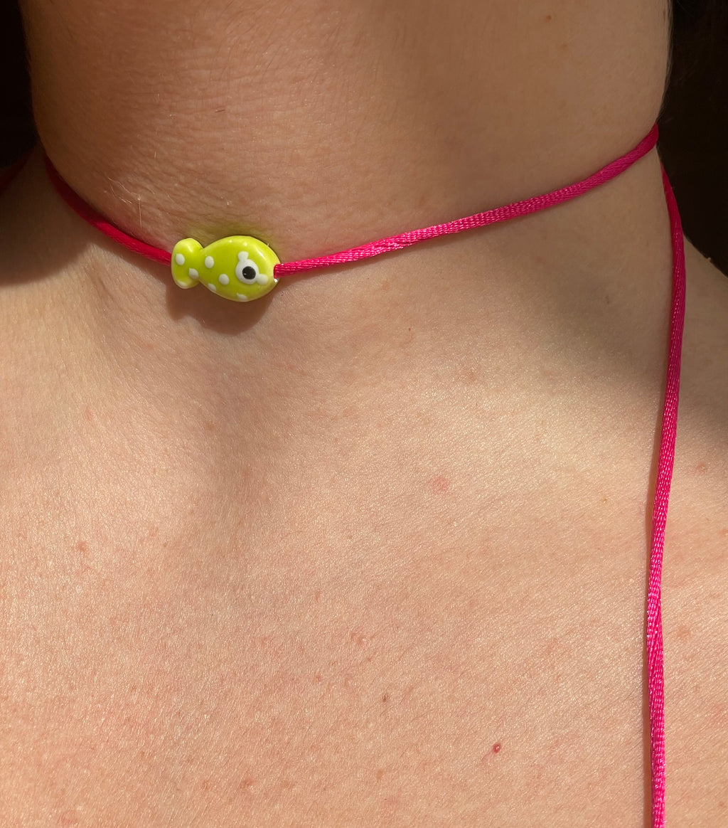 Collana con pesce a pois in 8 colori
