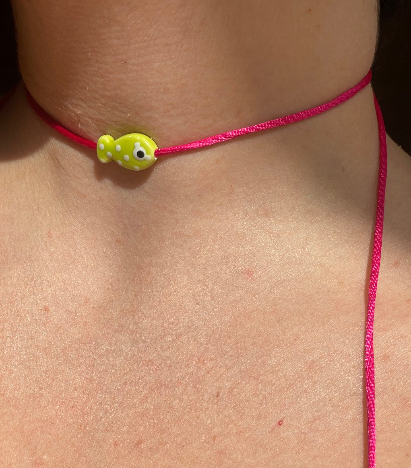 Collana con pesce a pois in 8 colori