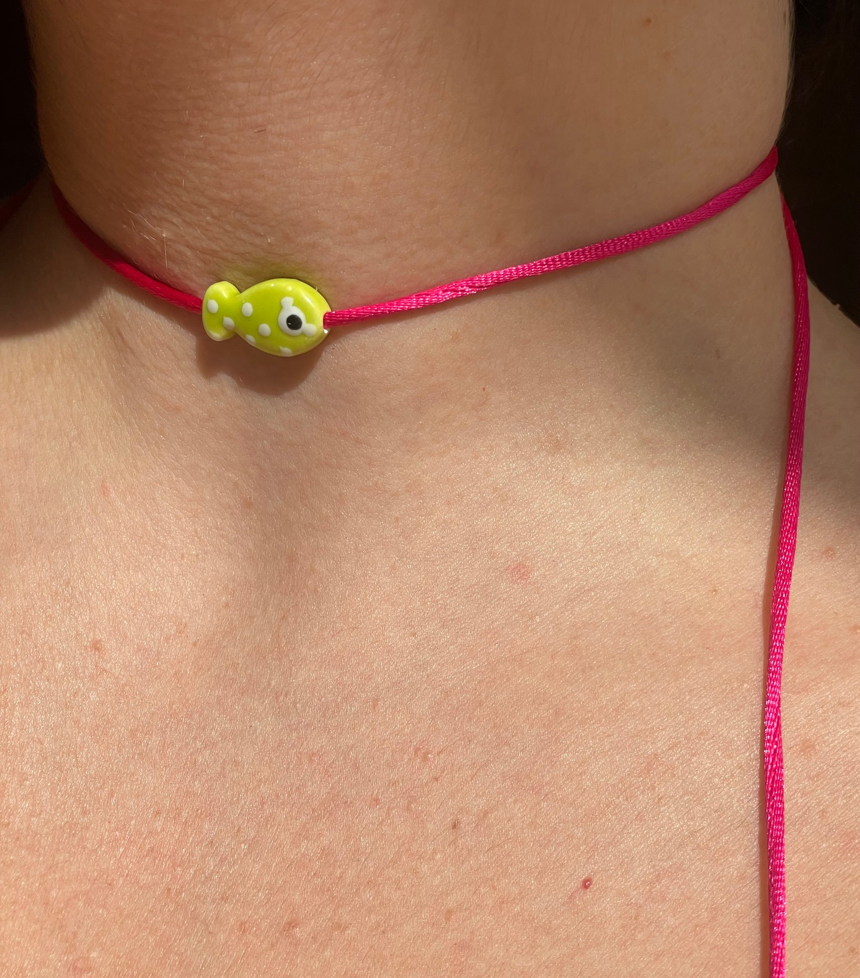 Collana con pesce a pois in 8 colori