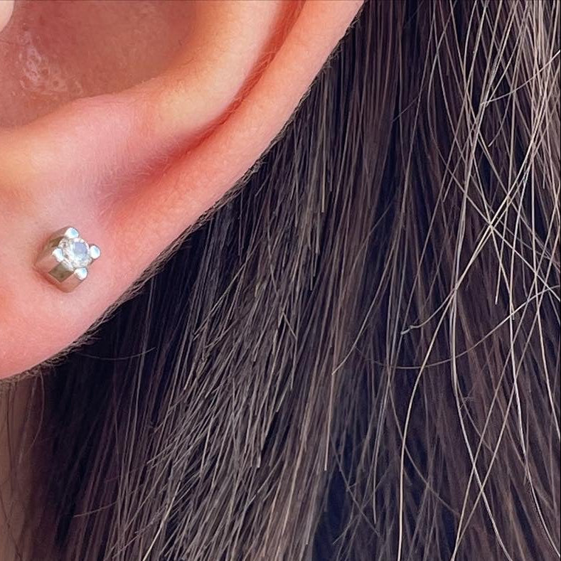 Orecchino punto luce in 2 colori