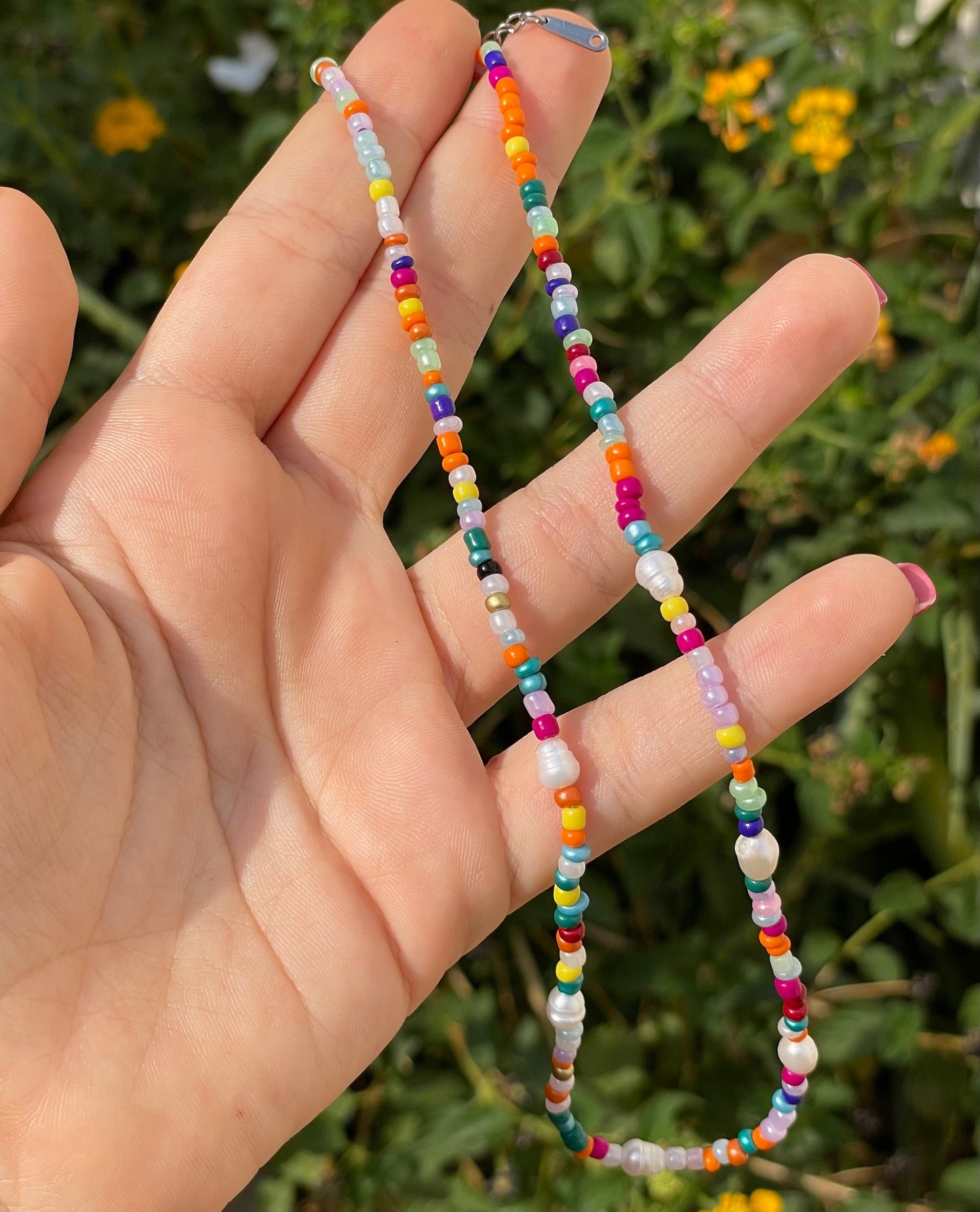 Collana con perle e perline colorate