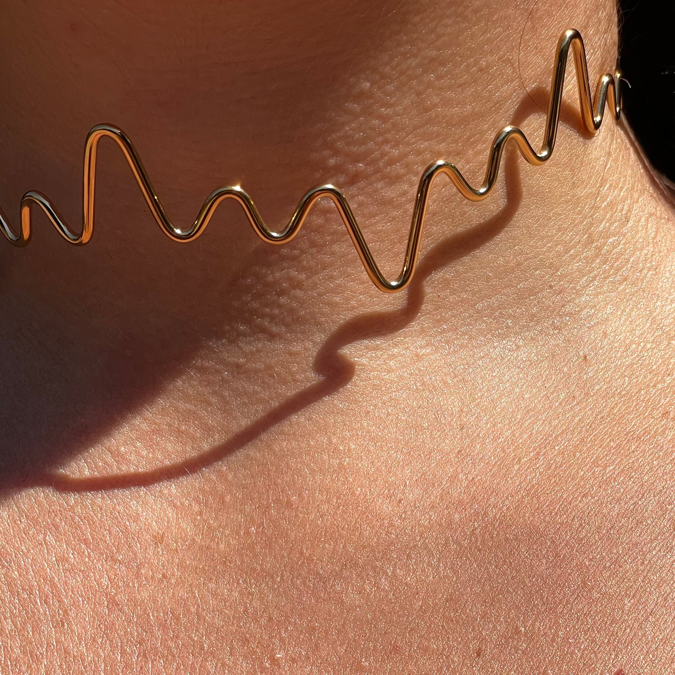 Collana rigida zig zag in 2 colori