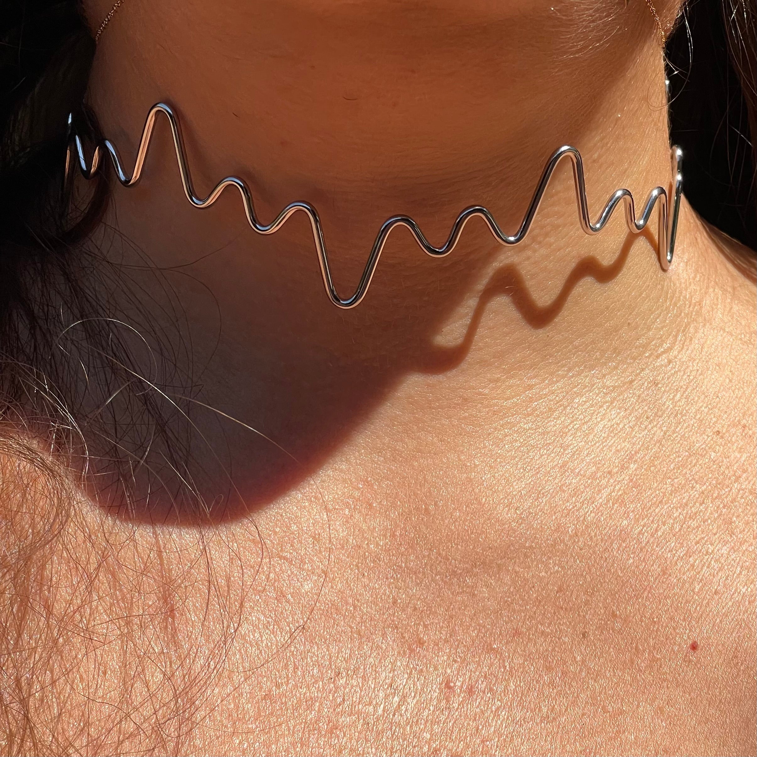 Collana rigida zig zag in 2 colori