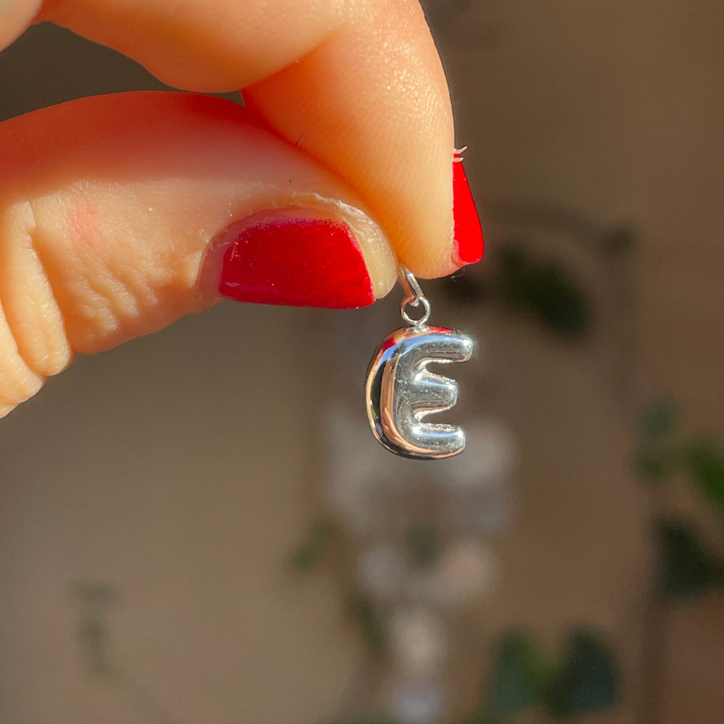 Charm letterina a palloncino piccola in 2 colori