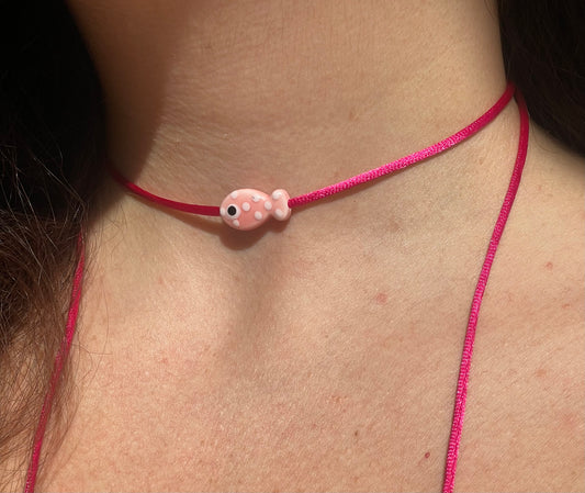 Collana con pesce a pois in 8 colori
