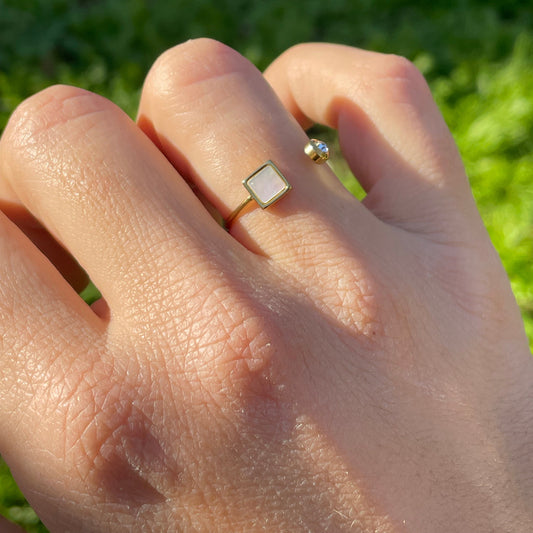 Anello quadratino perlato e zircone