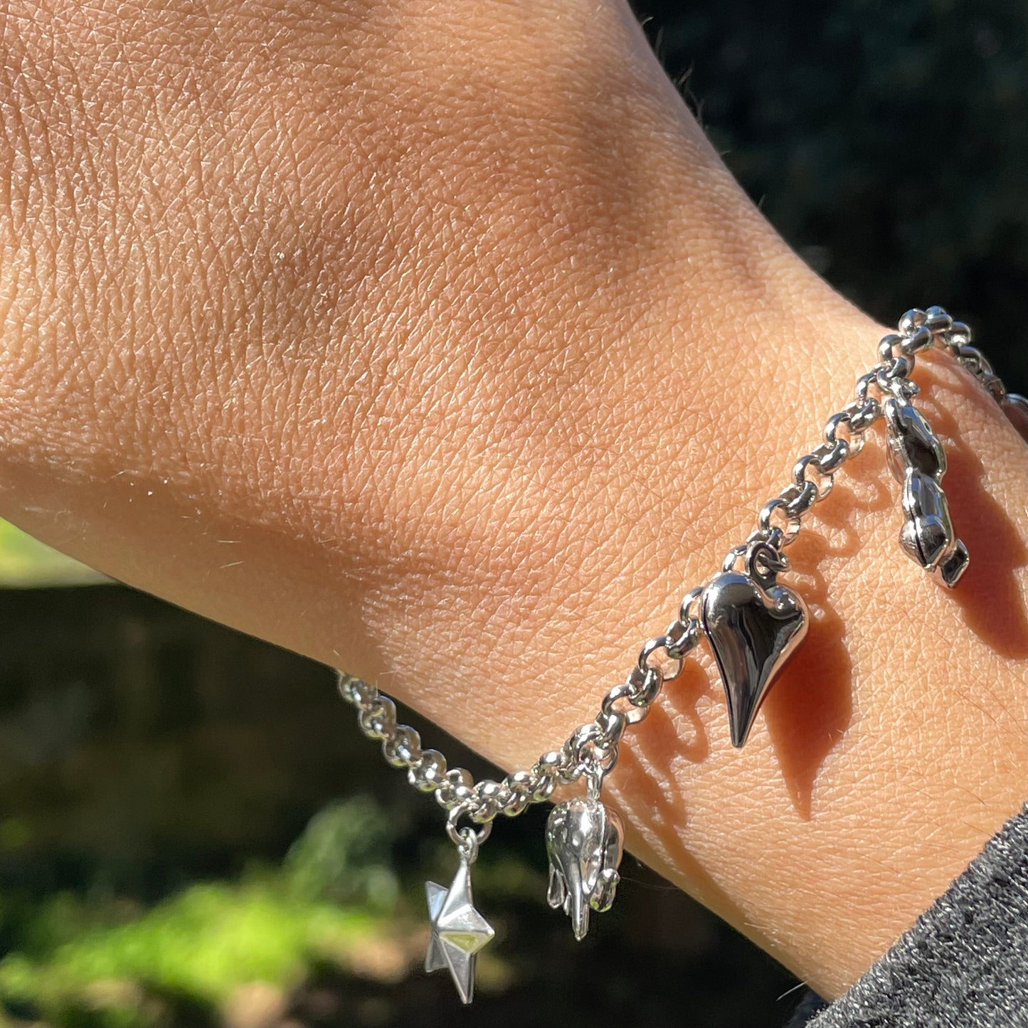 Bracciale charm sonagli in 2 colori