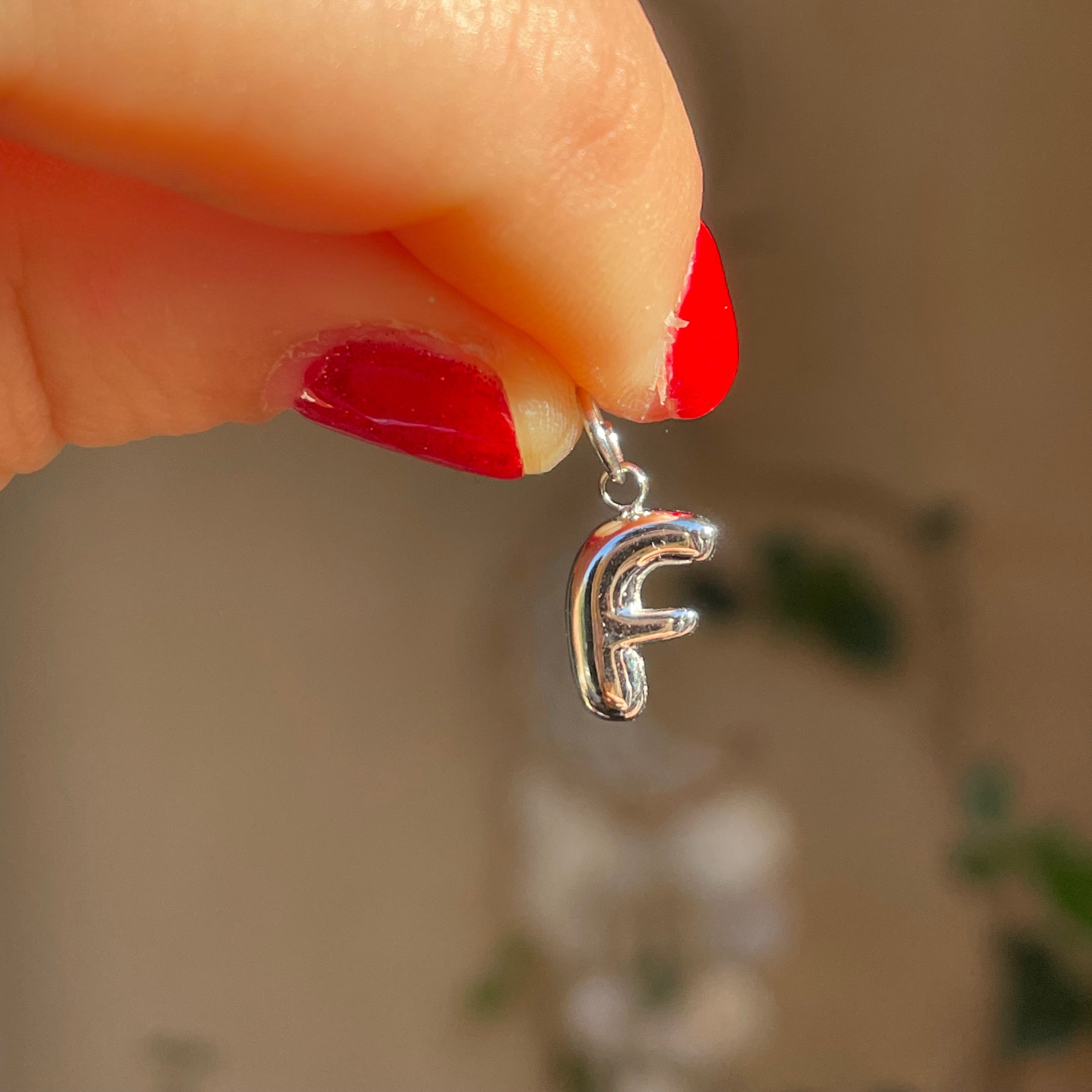 Charm letterina a palloncino piccola in 2 colori