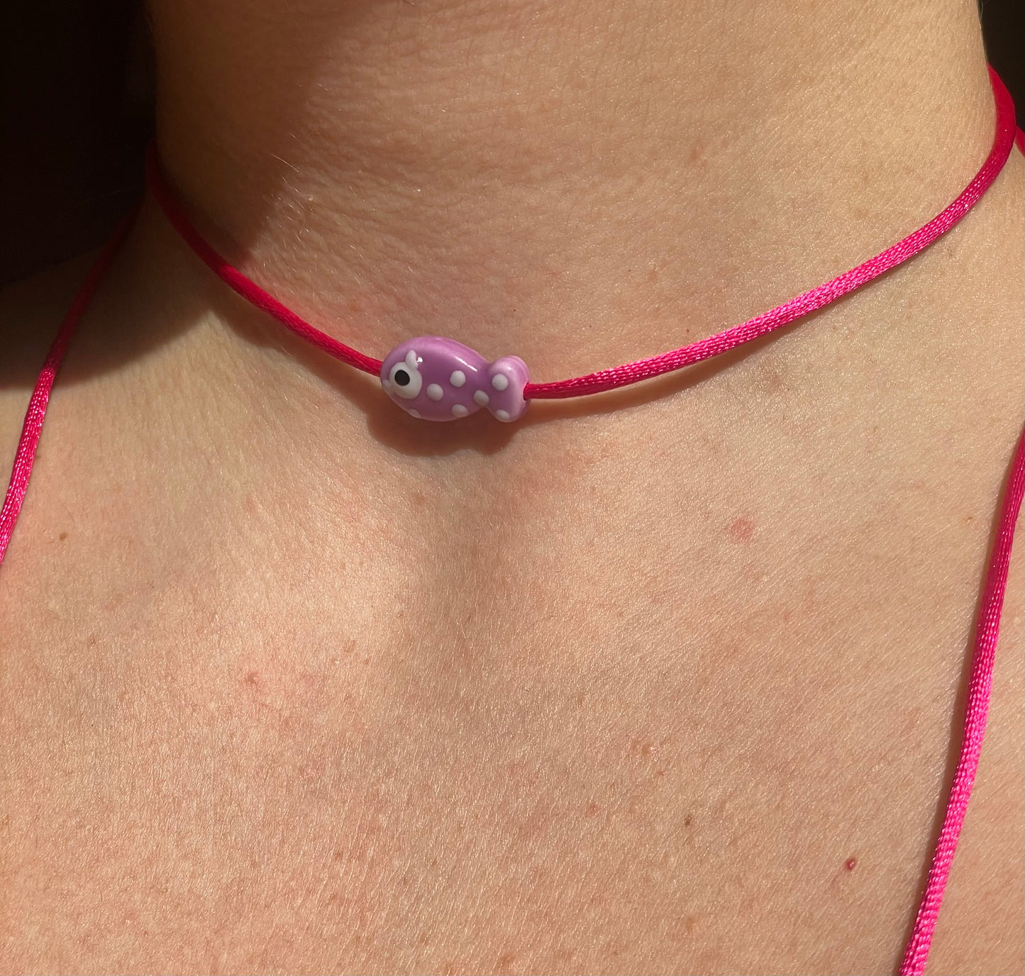 Collana con pesce a pois in 8 colori