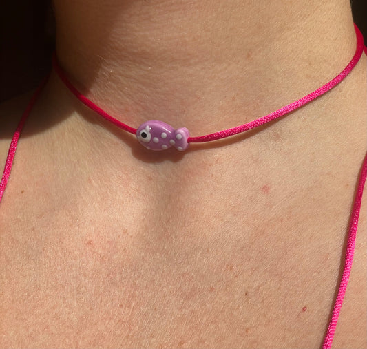 Collana con pesce a pois in 8 colori