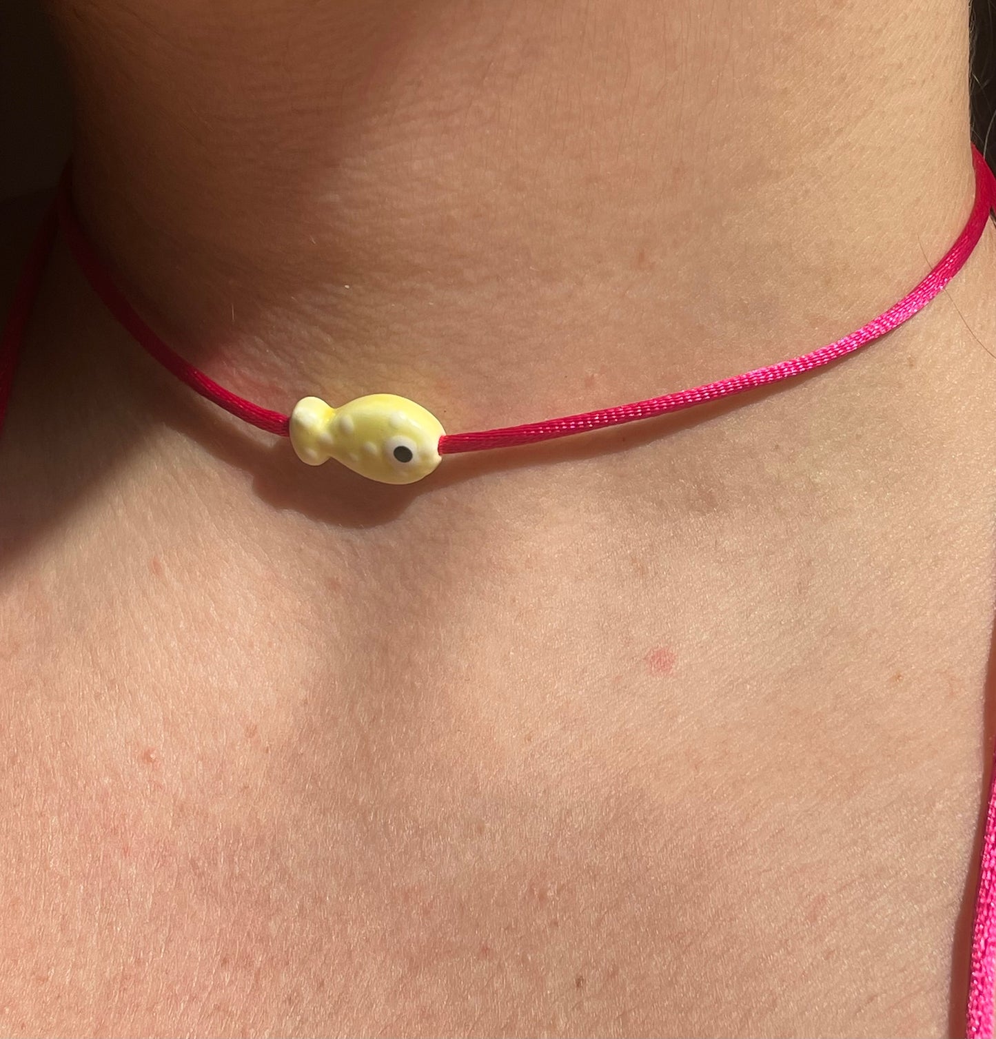 Collana con pesce a pois in 8 colori