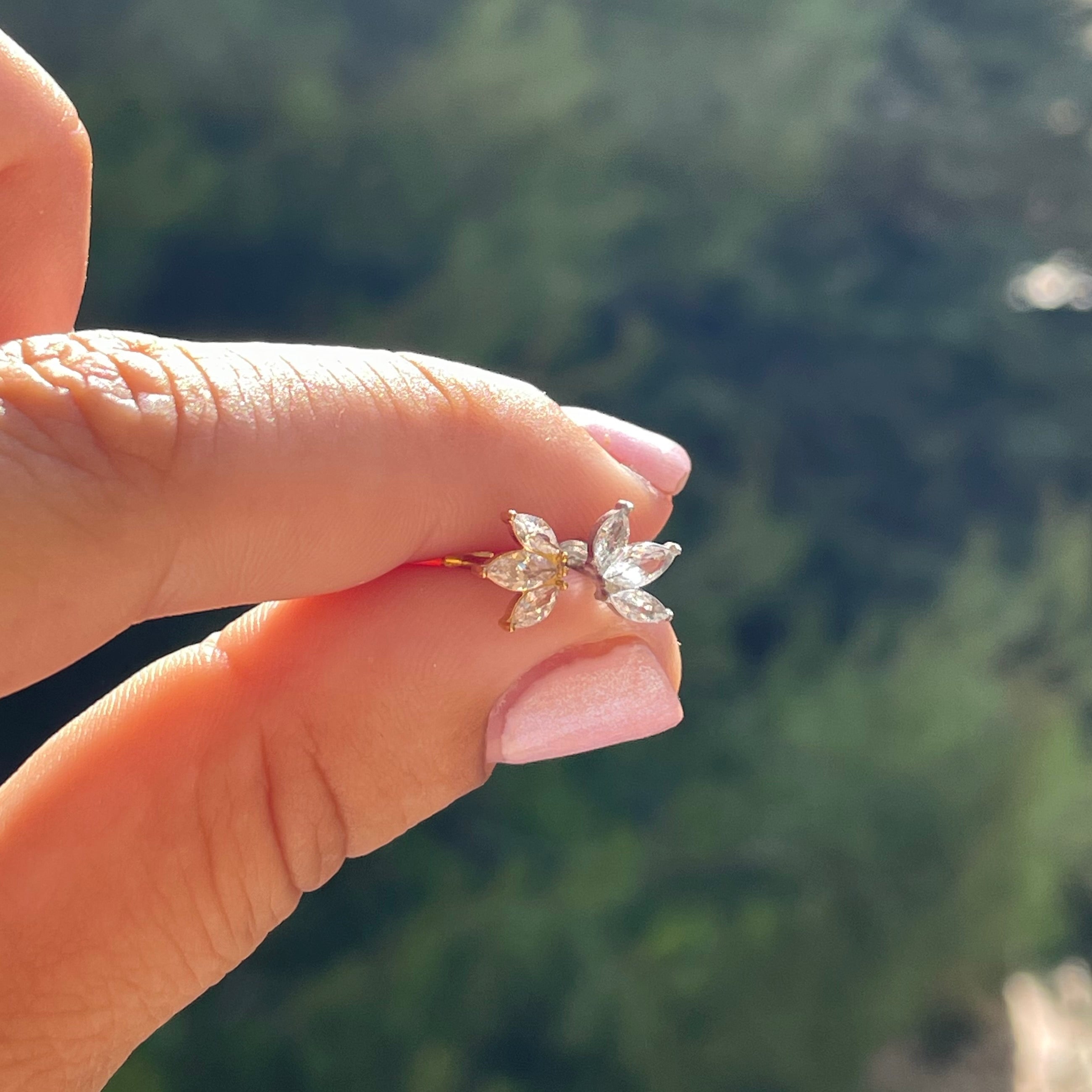 Orecchino fiore di loto piccolo in 2 colori