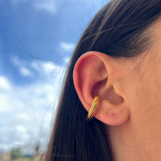 Ear cuff ondeggiante piccolo in 2 colori