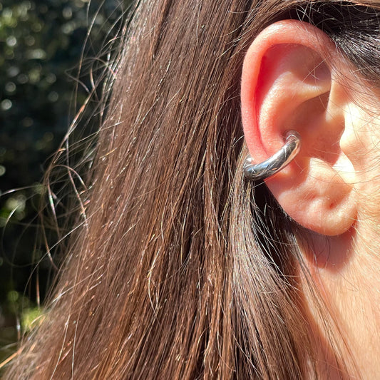Ear cuff bombato rigato piccolo in 2 colori