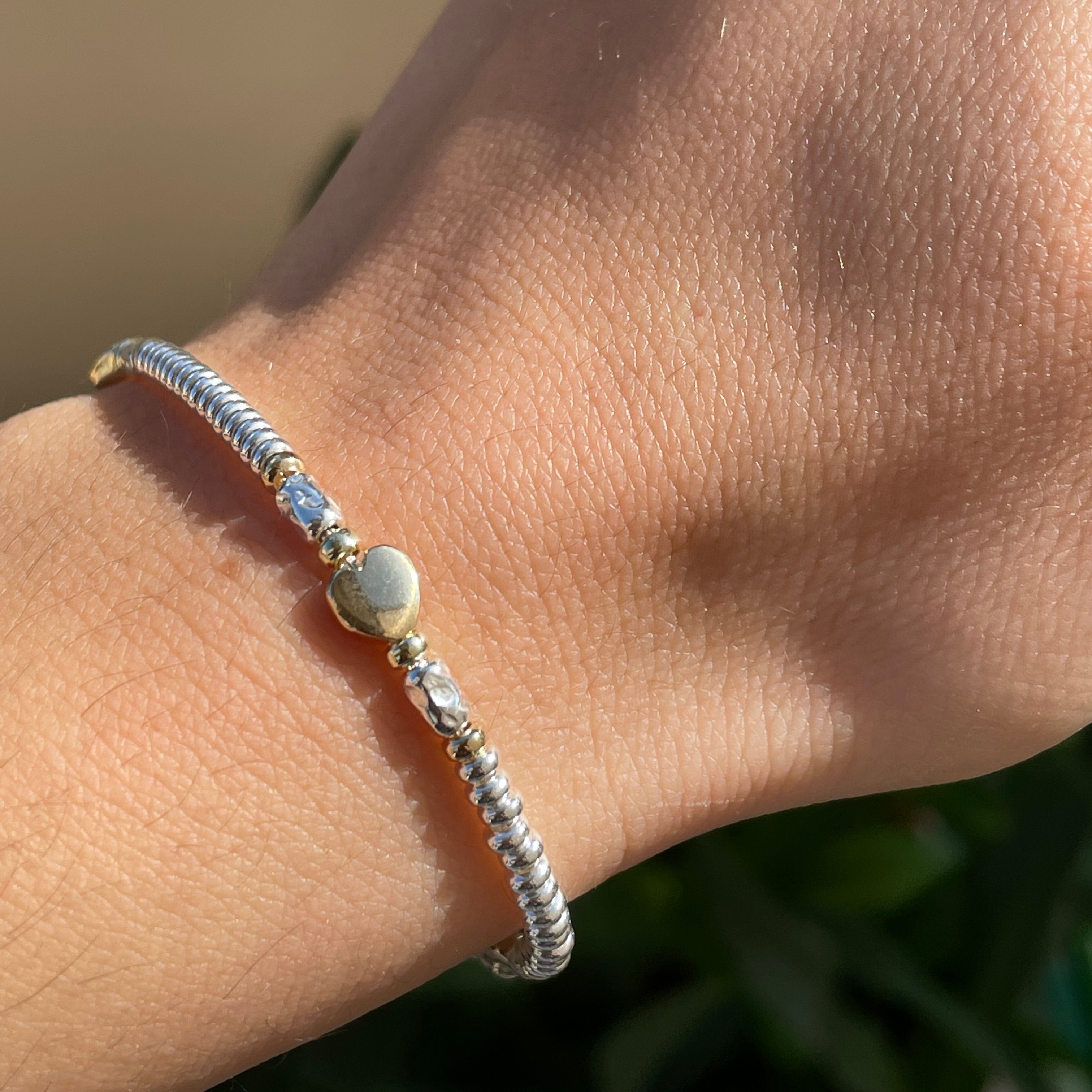 Bracciale con cuori dorati