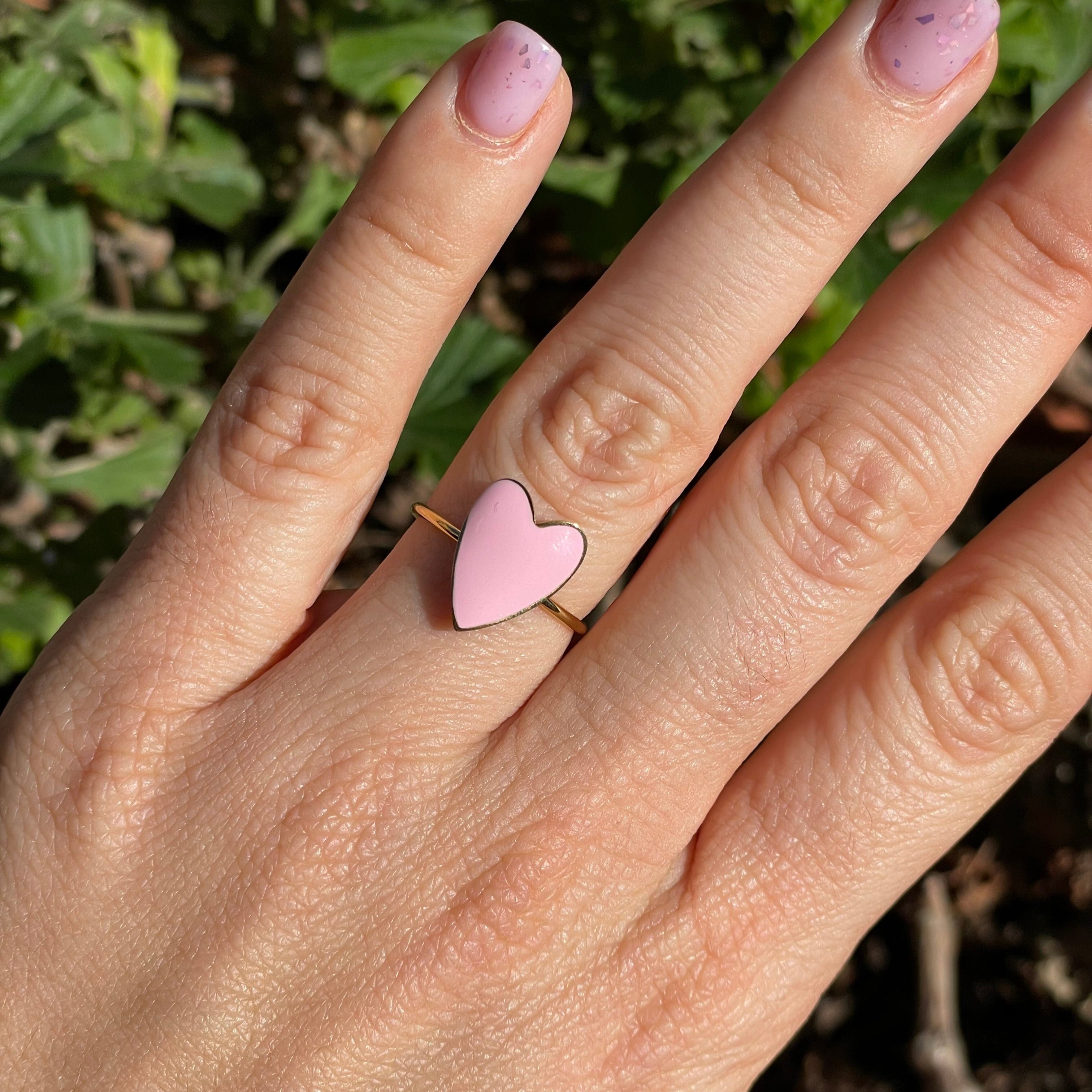 Anello a forma di cuore smaltato in 3 colori