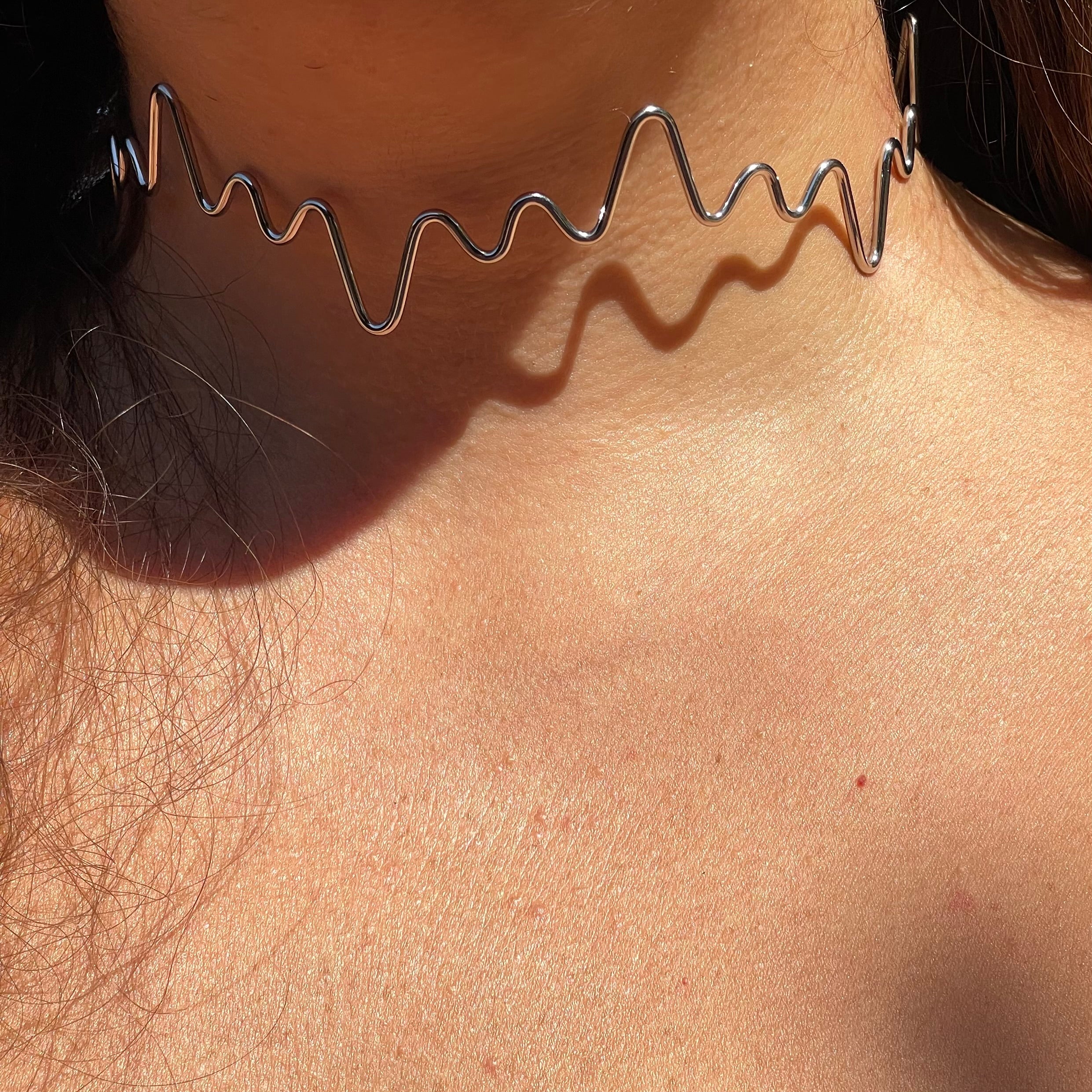 Collana rigida zig zag in 2 colori