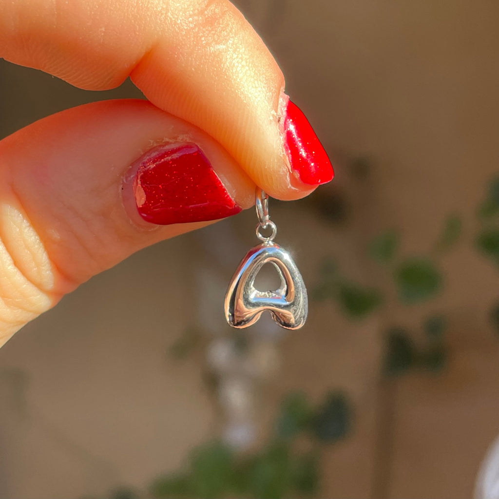 Charm letterina a palloncino piccola in 2 colori